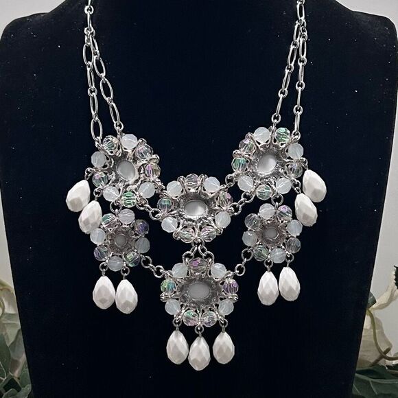Charming Charlie Floral Bib Necklace Women's 7” Drop Silver-tone & White Chunky - Picture 7 of 8